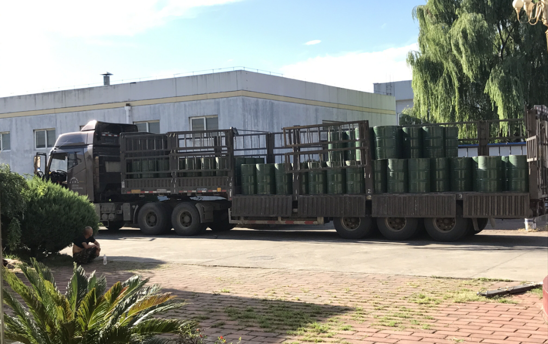 在蜂蜜加工厂等候卸蜜的物流车